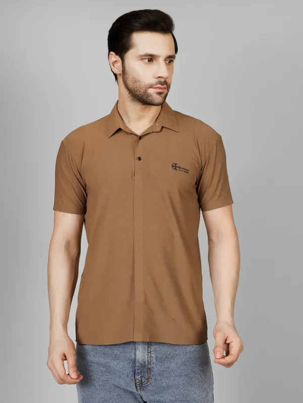 Seamless_Brown_Nylon_Textured_Spread_Collar_T_Shirt_For_Men