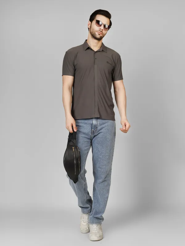 Grey_Nylon_knitted_Textured_Seamless_Spread_Collar_T_Shirt_For_Men