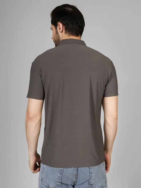 Grey_Nylon_knitted_Textured_Seamless_Spread_Collar_T_Shirt_For_Men