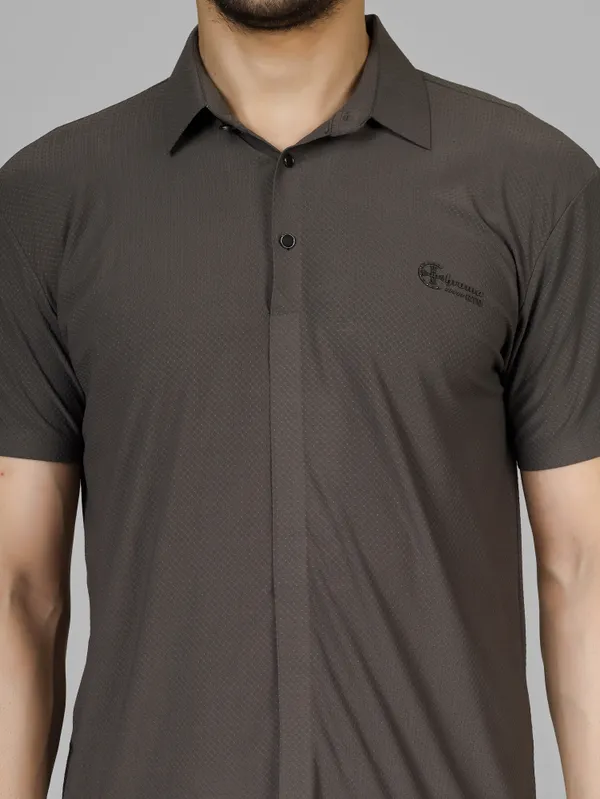 Grey_Nylon_knitted_Textured_Seamless_Spread_Collar_T_Shirt_For_Men