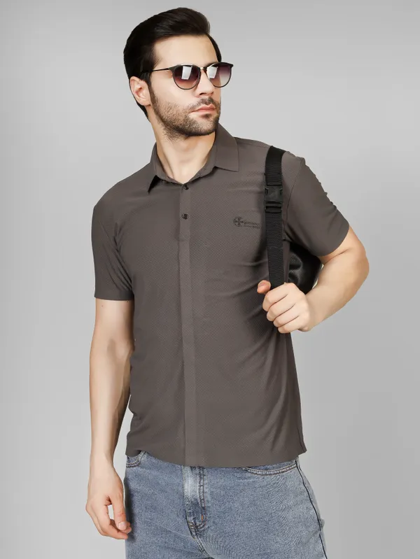 Grey_Nylon_knitted_Textured_Seamless_Spread_Collar_T_Shirt_For_Men
