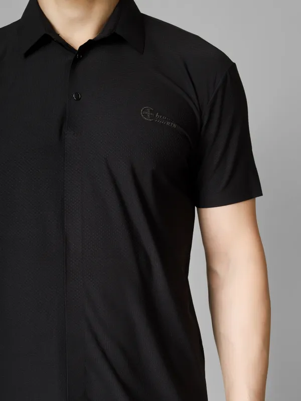 Seamless_Black_Nylon_Textured_Spread_Collar_T_Shirt_For_Men