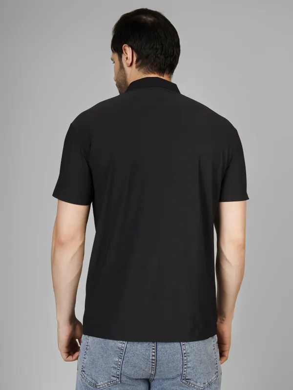 Seamless_Black_Nylon_Textured_Spread_Collar_T_Shirt_For_Men