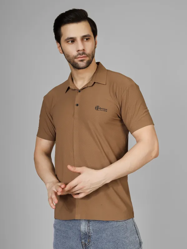 Seamless_Brown_Nylon_Textured_Spread_Collar_T_Shirt_For_Men
