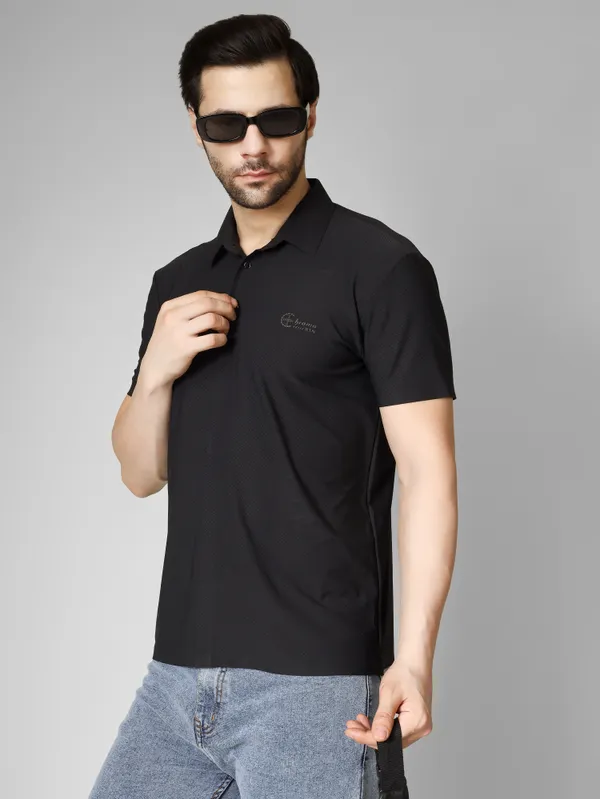 Seamless_Black_Nylon_Textured_Spread_Collar_T_Shirt_For_Men