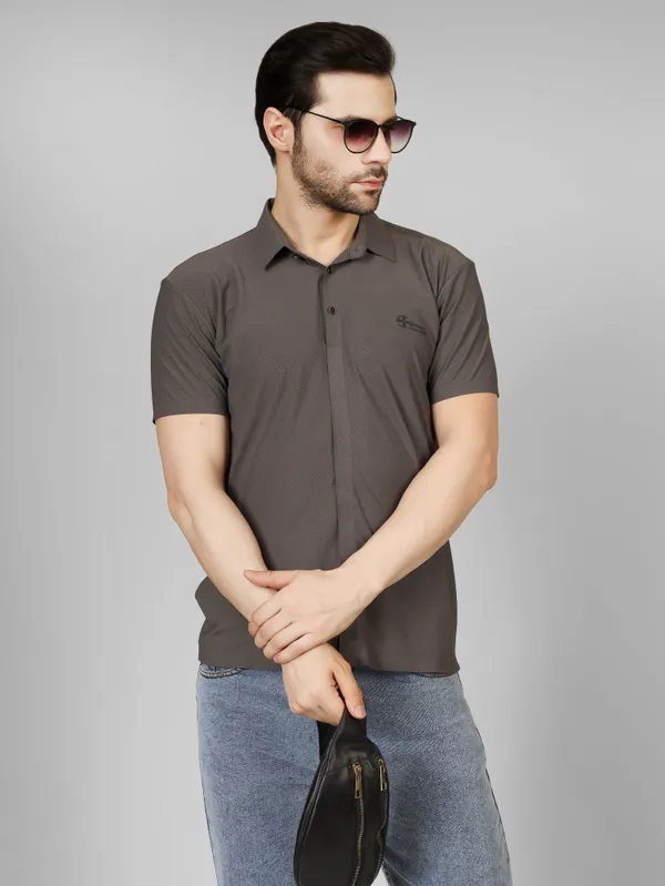 Grey_Nylon_knitted_Textured_Seamless_Spread_Collar_T_Shirt_For_Men
