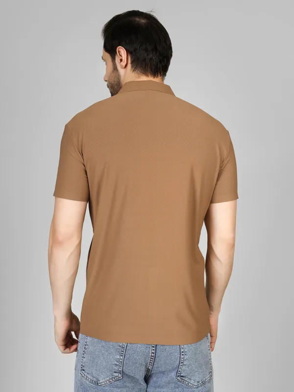 Seamless_Brown_Nylon_Textured_Spread_Collar_T_Shirt_For_Men