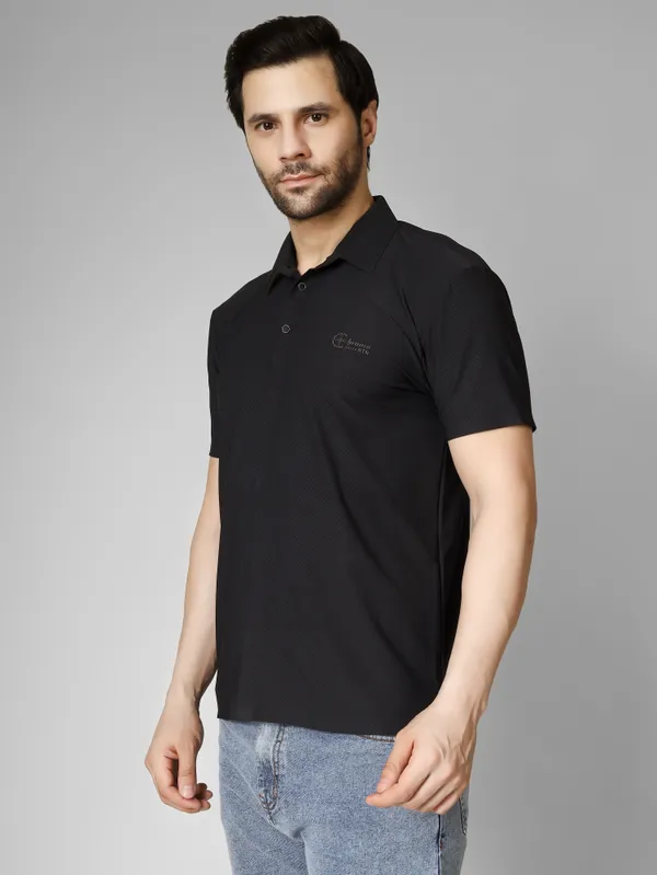Seamless_Black_Nylon_Textured_Spread_Collar_T_Shirt_For_Men