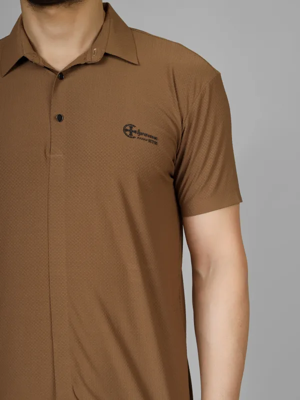 Seamless_Brown_Nylon_Textured_Spread_Collar_T_Shirt_For_Men