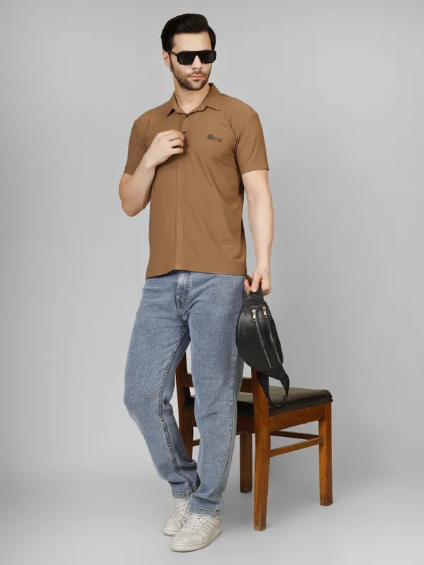 Seamless_Brown_Nylon_Textured_Spread_Collar_T_Shirt_For_Men