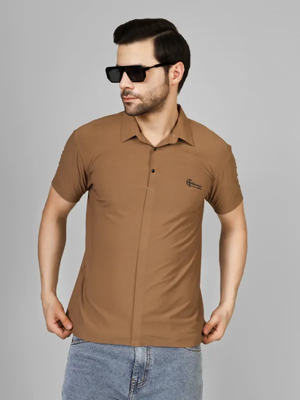 Seamless_Brown_Nylon_Textured_Spread_Collar_T_Shirt_For_Men