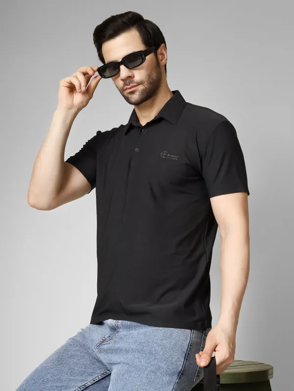 Seamless_Black_Nylon_Textured_Spread_Collar_T_Shirt_For_Men