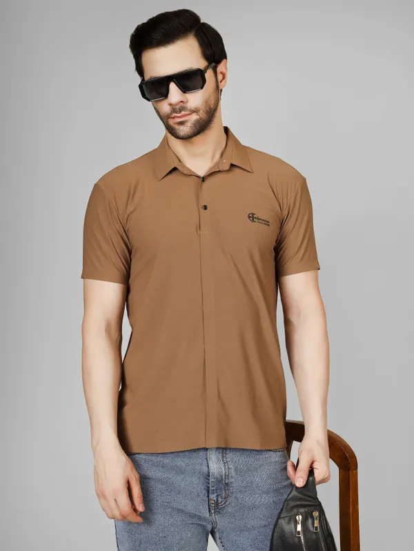 Seamless_Brown_Nylon_Textured_Spread_Collar_T_Shirt_For_Men