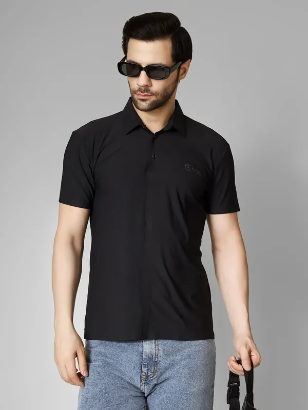 Seamless_Black_Nylon_Textured_Spread_Collar_T_Shirt_For_Men