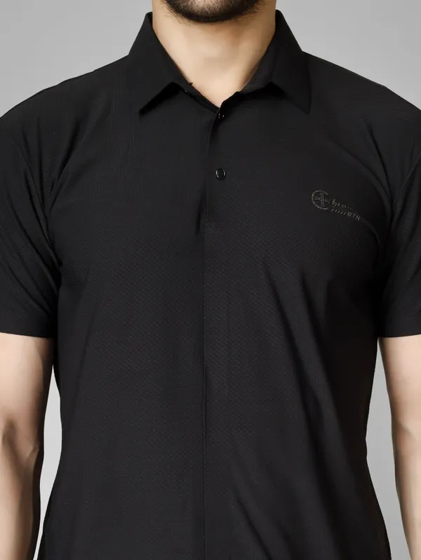 Seamless_Black_Nylon_Textured_Spread_Collar_T_Shirt_For_Men