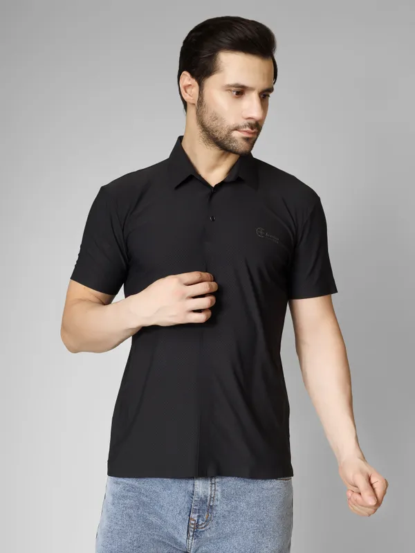 Seamless_Black_Nylon_Textured_Spread_Collar_T_Shirt_For_Men