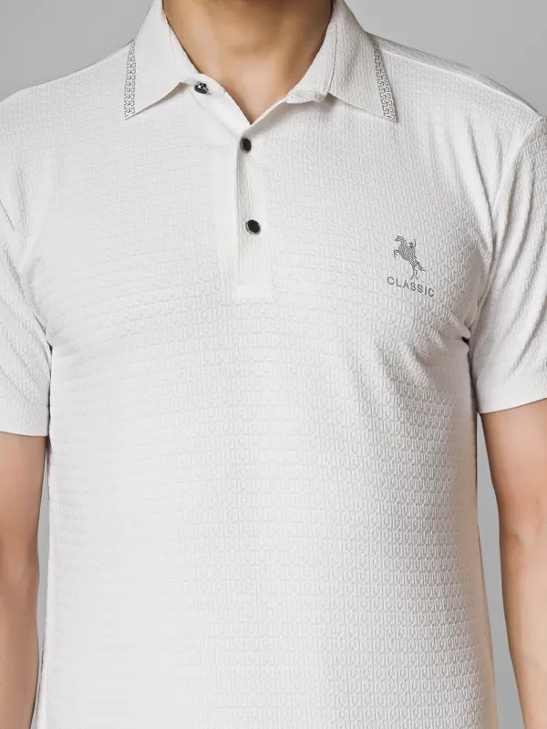 Seamless_White_Cotton_Modern_Fit_Black_Self-Design_Polo_T_Shirt_For_Men