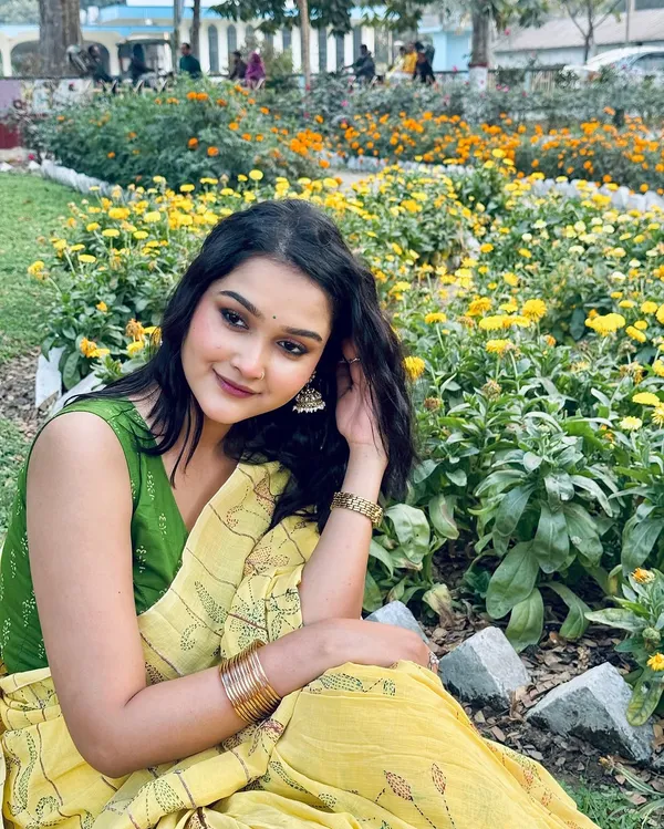 Blooming_Elegance_Saree__|_premium_|_Sunshine_Elegance_Linen