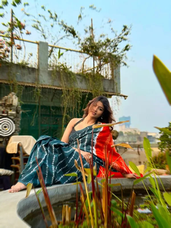 Blooming_Elegance_Saree__|_premium_|_Sunshine_Elegance_Linen