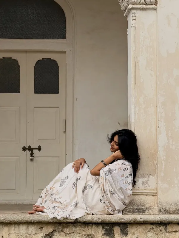 Sunlit_Ivory_Bloom__|_____premium__linen_saree