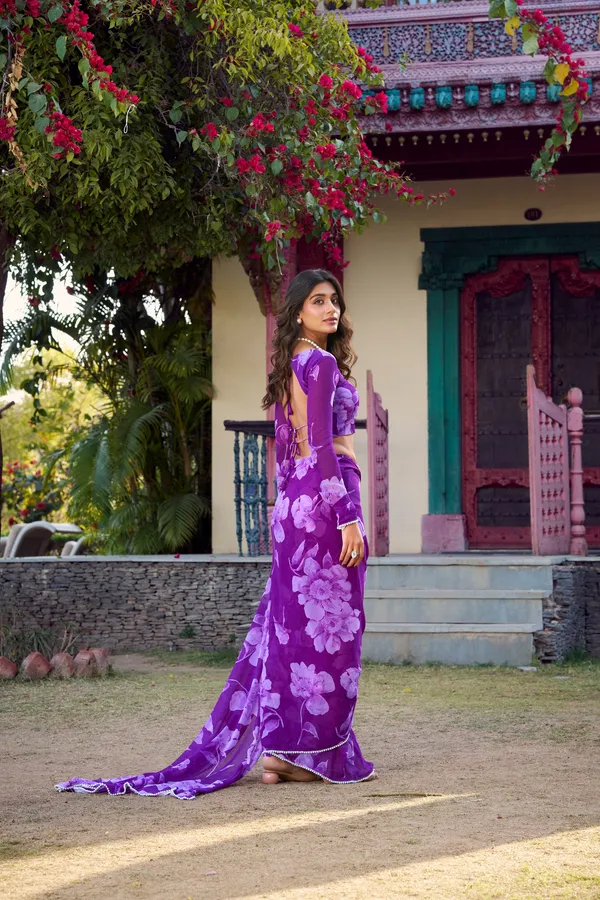 Delicate_blooms,_pearl_border_SAREE