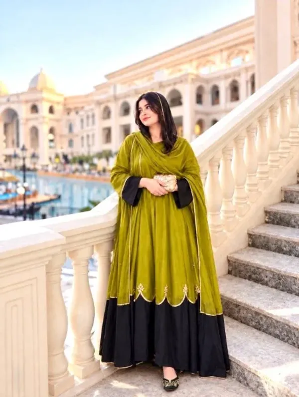Mahendi_Green_Oversized_Satin_Rayon_Kaftan_with_Embroidered_Dupatta_