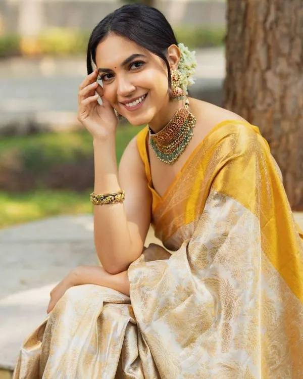Elegant_Lichi_Soft_Silk_Rich_Pallu_Saree