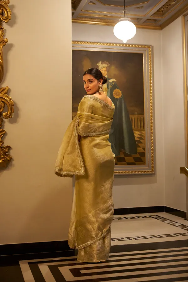 Shimmering_In_Zari_And_Sequins_Saree