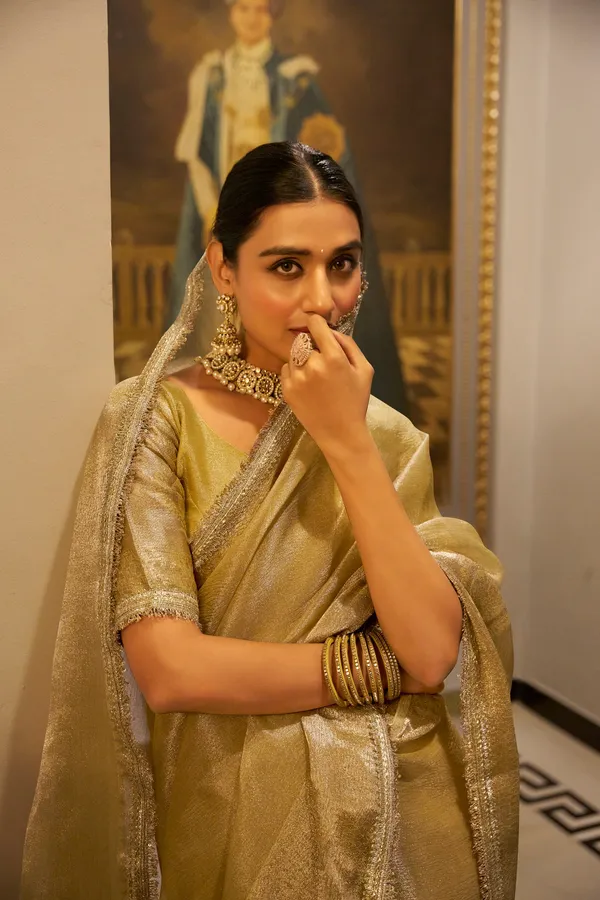 Shimmering_In_Zari_And_Sequins_Saree