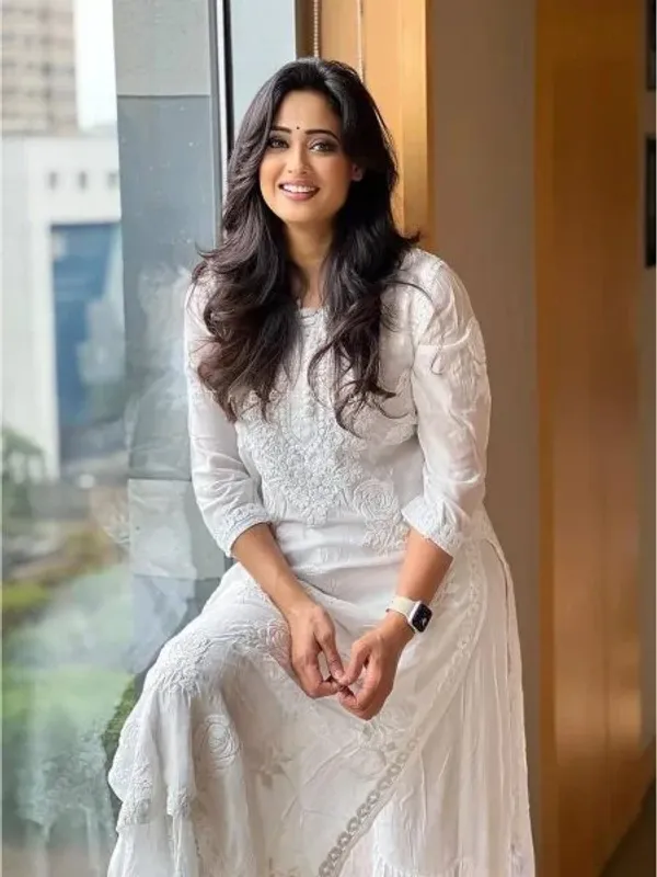 white_chikankari_kurta_set
