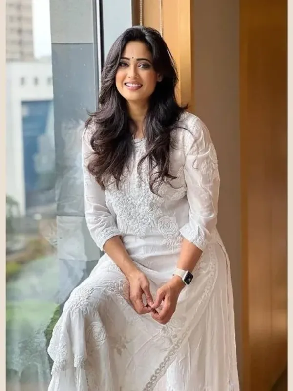 white_chikankari_kurta_set
