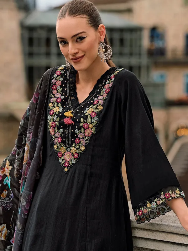 Women_Silk_Kurta_Pant_Dupatta_Set
