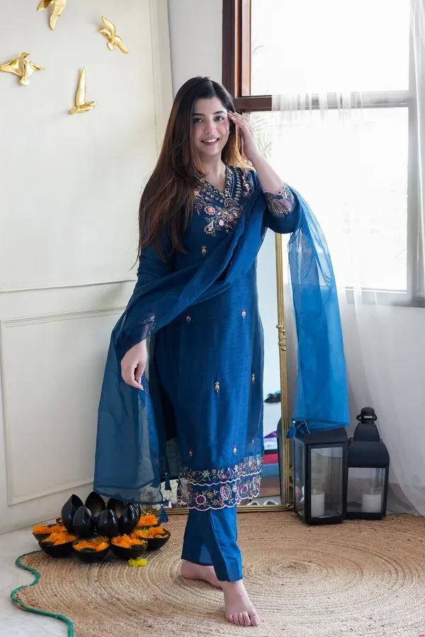 Women_Silk_Kurta_Pant_Dupatta_Set