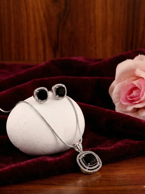 Black_stoned_Pendant_Set_for_Women