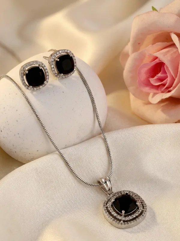 Black_stoned_Pendant_Set_for_Women