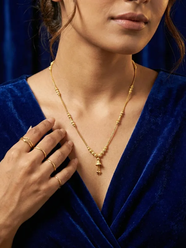 Golden_Alloy_Elegant_Mangal_Sutra_For_Women
