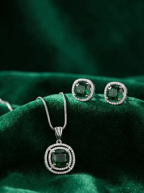 Green_stoned_Pendant_Set_for_Women