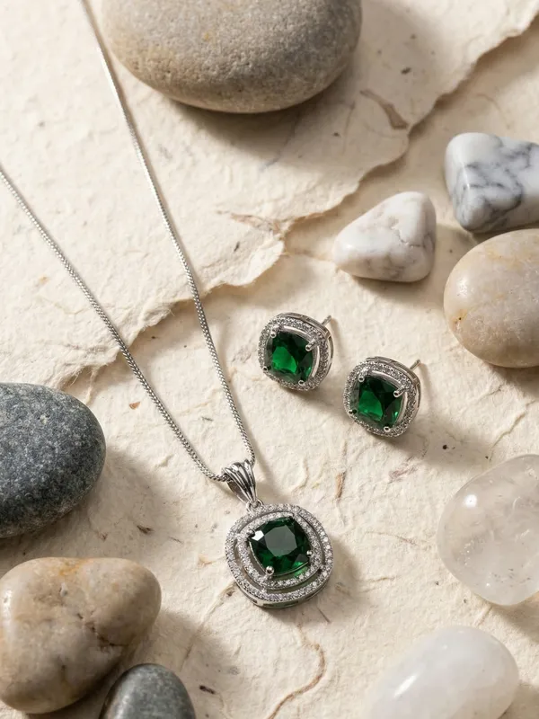 Green_stoned_Pendant_Set_for_Women