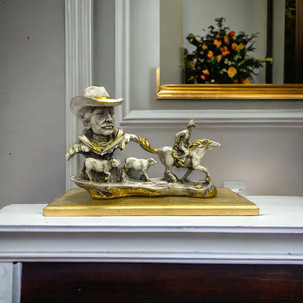 Golden_Abstract_Man_With_Horse_Table_Decor