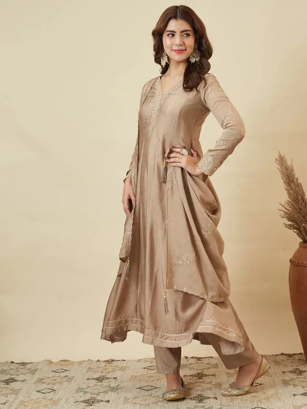 Beige_Earthloom_Anarkali_Set