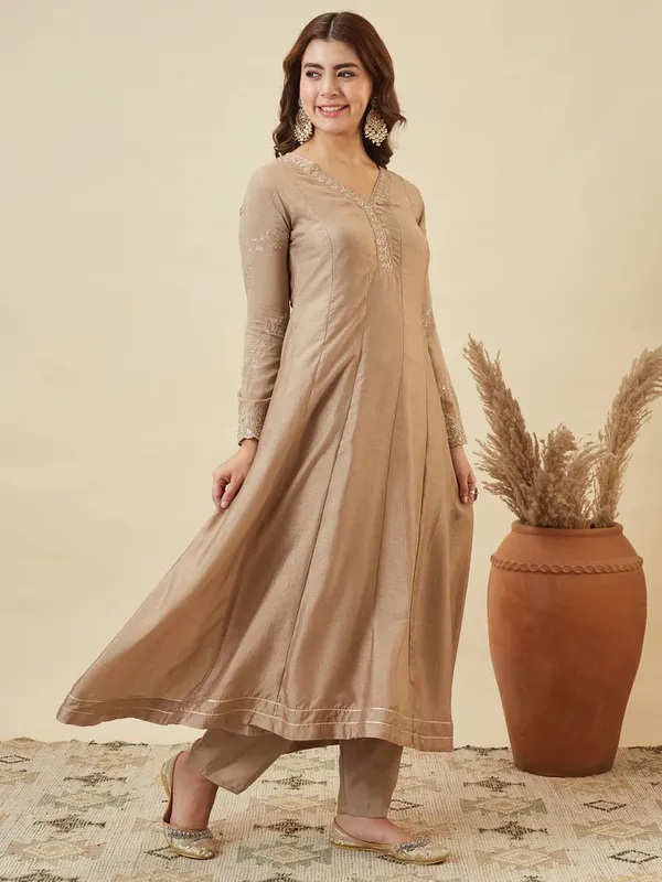 Beige_Earthloom_Anarkali_Set