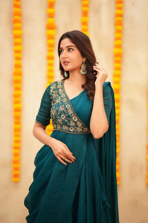 Pre-Draped_Embroidered_Saree_Anarkali_Suit_For_Women