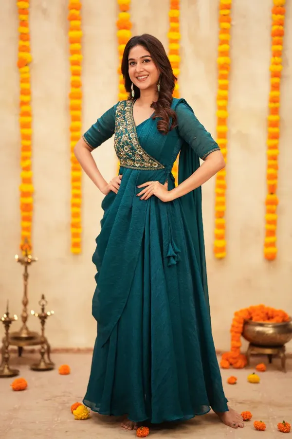 Pre-Draped_Embroidered_Saree_Anarkali_Suit_For_Women