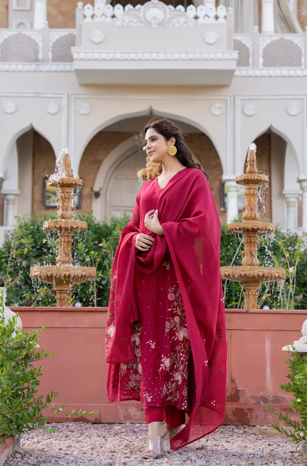 Crimson_Mul_Chanderi_Thread_Embroidered_Anarkali_Suit_Set_For_Women