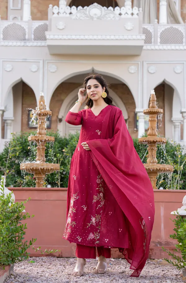 Crimson_Mul_Chanderi_Thread_Embroidered_Anarkali_Suit_Set_For_Women