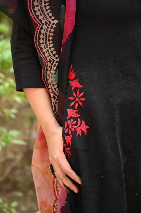 Black_Solid_Thread_Embroidered_Kurta_Pant_&_Dupatta_For_Women