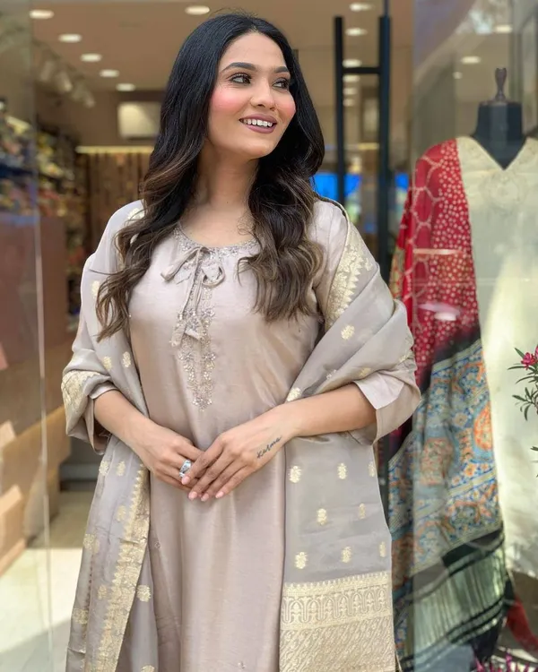 Silk_Handwork,_Zari_Woven_Kurta_Pant_&_Dupatta_For_Women
