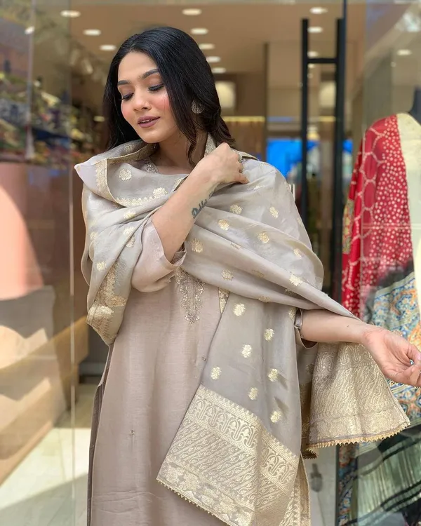 Silk_Handwork,_Zari_Woven_Kurta_Pant_&_Dupatta_For_Women