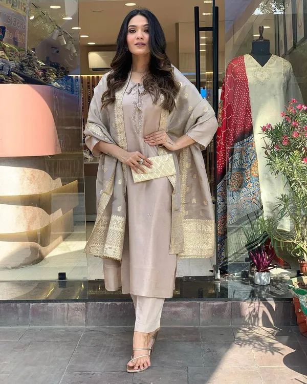 Silk_Handwork,_Zari_Woven_Kurta_Pant_&_Dupatta_For_Women
