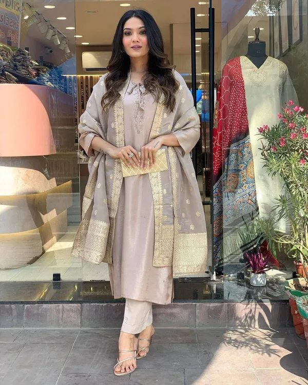 Silk_Handwork,_Zari_Woven_Kurta_Pant_&_Dupatta_For_Women